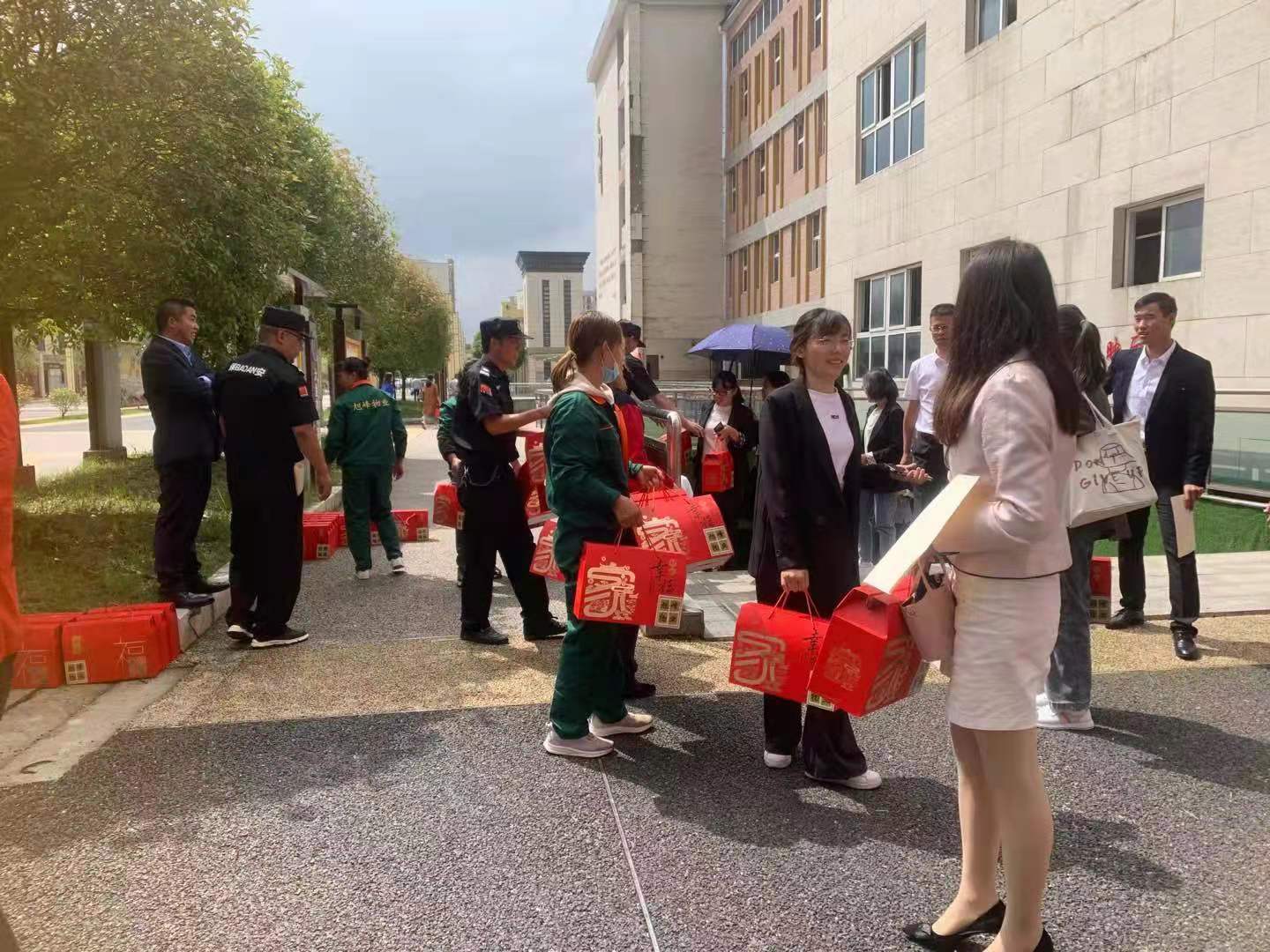 9月10日旭峰物业教师节慰问