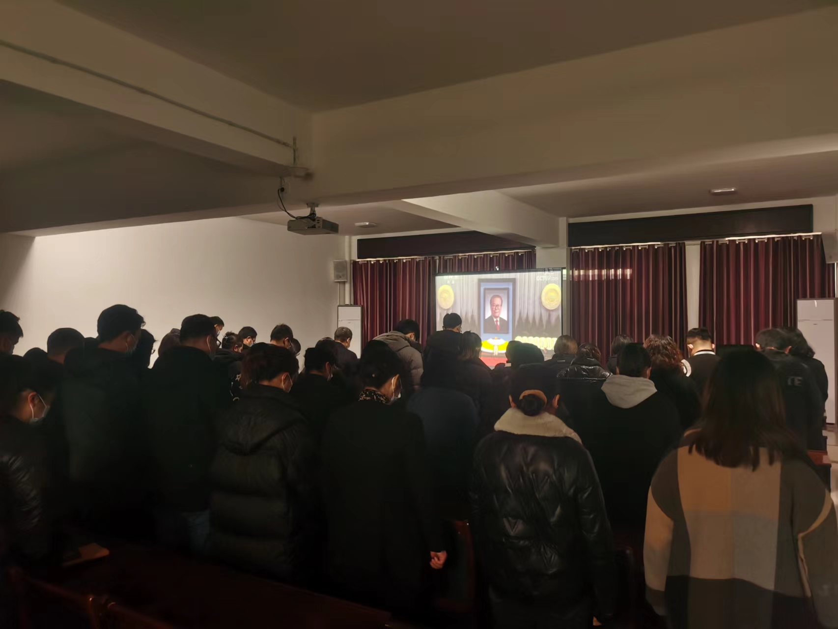 区城投组织收听收看江泽民同志追悼大会